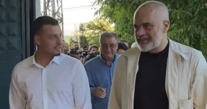 Djali i Hashim Thaçit falenderon publikisht Ramën pasi shkoi të takonte të atin në Hagë: Je shembulli i atdhedashurisë