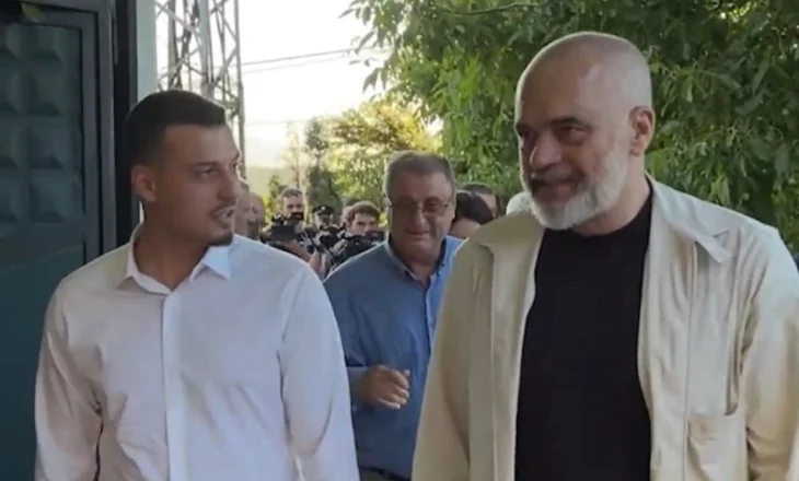 Djali i Hashim Thaçit falenderon publikisht Ramën pasi shkoi të takonte të atin në Hagë: Je shembulli i atdhedashurisë