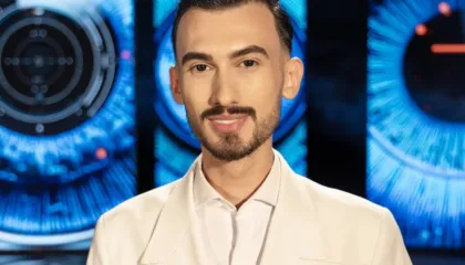 “Do të dal me fitore”/ Kristi Lamaj zyrtarisht pjesë e “Big Brother VIP 5”, hyn duke kënduar në studio këngën hit “Dridhe moj bajame”