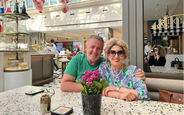 “Do të këndojë bilbili, te bliri Kostandinës”, Agron Llakaj bën veprën e veçantë në nderim të bashkëshortes