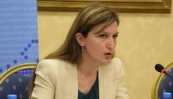 Dogji krevatin e ish-bashkëjetuesit dhe… ‘arrest shtëpie’ për drejtoreshën e Ministrisë së Brendshme