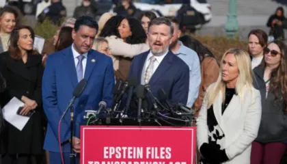 Dosjet Epstein tronditin Uashingtonin, akuza për shkelje ligji dhe mbulim provash nga administrata Trump