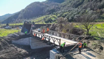 Drejt përfundimit ndërtimi i dy urave të reja mbi përroin e Gorrës për fshatrat Matrej dhe Papër Sallak