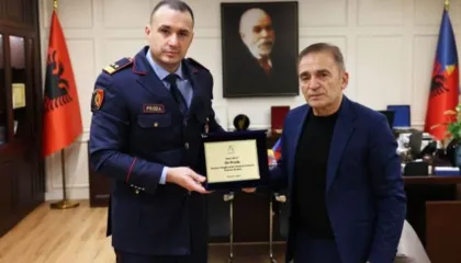 Drejtori i Policisë, Ilir Proda nderohet nga shoqata ”Profesionistët e Lirë për Shqipërinë”