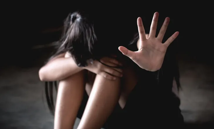 Drogoi, përdhunoi dhe filmoi gruan e tij për vite me radhë, dënohet me 8 vite burg 61-vjeçari në Gjermani