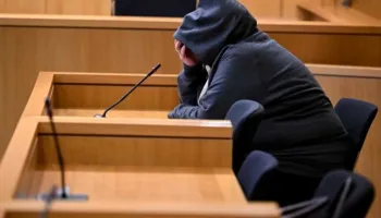 Drogonte, përdhunonte dhe shpërndante videot e gruas online, dënohet 61-vjeçari