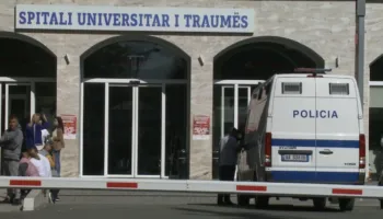 Durrës/ Dëmtohet nga fishekzjarrët, i mituri niset drejt ‘Traumës’