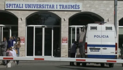 Durrës/ Dëmtohet nga fishekzjarrët, i mituri niset drejt ‘Traumës’