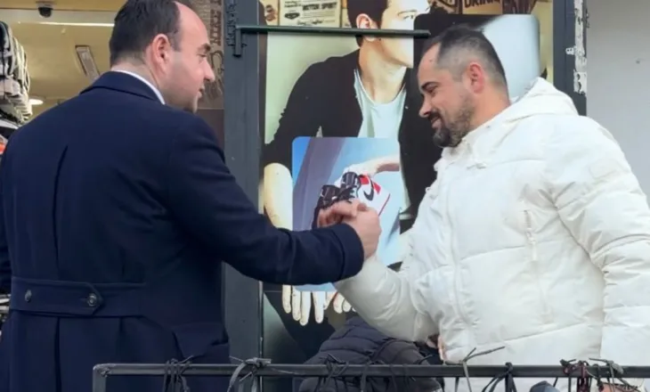 Dy ditë para protestës, Balliu zbret në terren dhe takohet me qytetarët