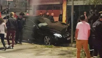 Dy makina përfshihen në aksident me njëra tjetrën, humb jetën një 19-vjeçar