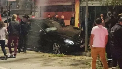 Dy makina përfshihen në aksident me njëra tjetrën, humb jetën një 19-vjeçar