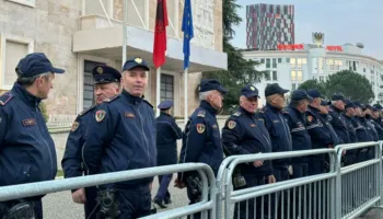 Dy orë përpara protestës kombëtare të thirrur nga PD-ja, qindra forca policore blindojnë Kryeministrinë