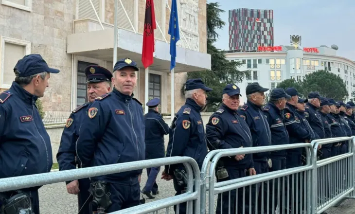 Dy orë përpara protestës kombëtare të thirrur nga PD-ja, qindra forca policore blindojnë Kryeministrinë
