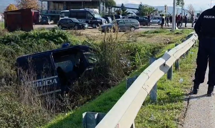 Dy policë të plagosur nga aksidenti në Fier, furgoni i FNSH përfundon në kanal