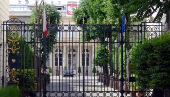 Dyshohet se u përfshi në një skandal me falsifikimin e diplomave, Polonia pezullon ambasadorin e saj në Francë