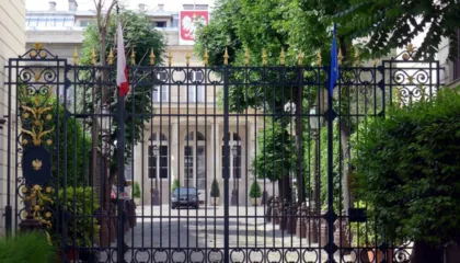 Dyshohet se u përfshi në një skandal me falsifikimin e diplomave, Polonia pezullon ambasadorin e saj në Francë