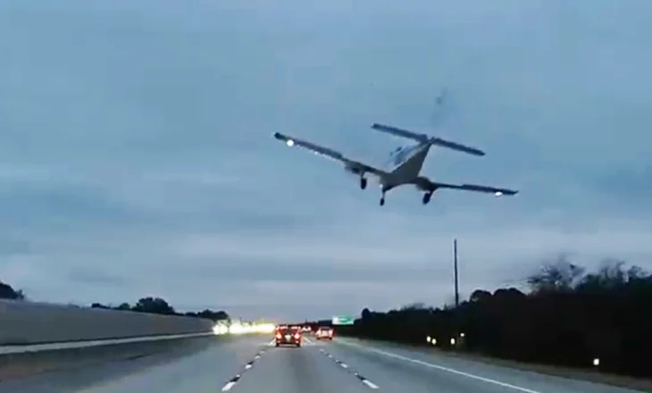 E frikshme në Florida, avioni përplaset me makinën në autostradë, lëndohet shoferja