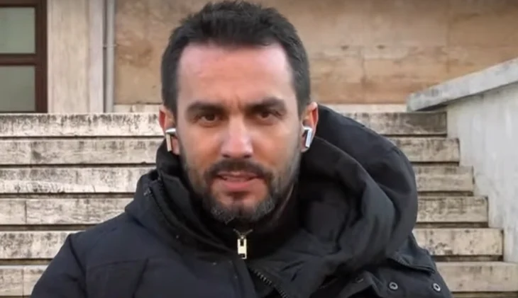 E kaloi natën në karrige para Kryeministrisë, Adriatik Lapaj: Jam shkëndija që duhet t’i ndezë qytetarët (VIDEO)