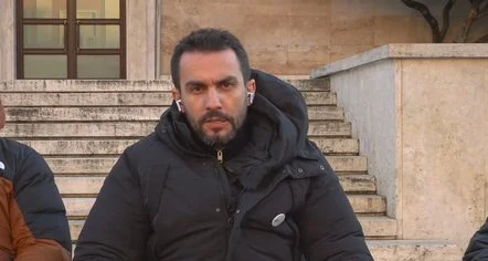 E kaloi natën në karrige para Kryeministrisë, Lapaj: Jam shkëndija që duhet t’i ndezë qytetarët