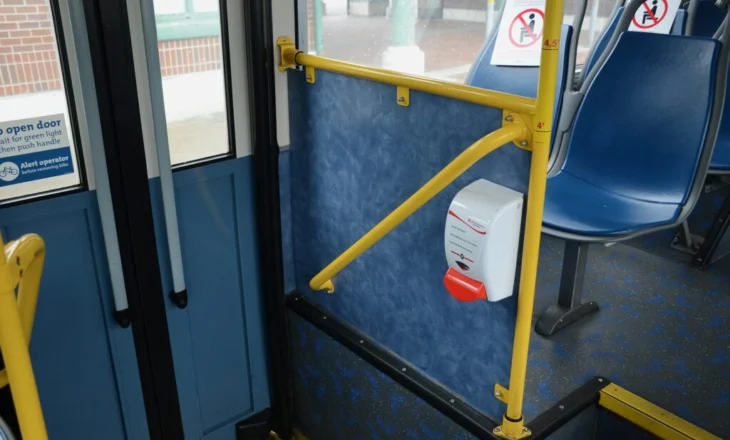 E mitura mbeti e dëmtuar nga mbyllja e derës, procedohet shoferi i autobusit në Tiranë