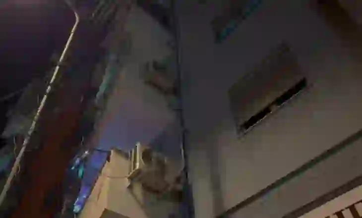 E moshuara bie nga kati i tretë, shpëtohet pasi mbeti mes murit dhe kondicionerit