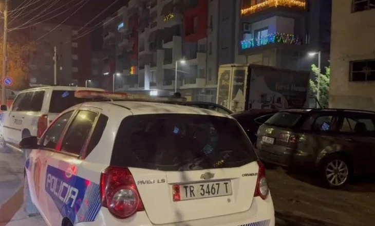 E moshuara rrëzohet nga ballkoni dhe bie mbi motorin e kondicionerit, jashtë rrezikut për jetën