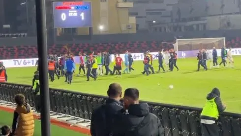 E paprecedentë në Vlorë, momenti kur tifozët futen në fushë dhe përleshen me lojtarët (VIDEO)