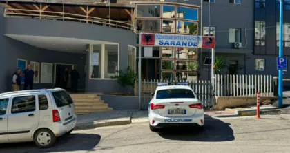 E pazakontë në Sarandë! Tre fëmijë gjejnë një armë zjarri në mes të rrugës dhe e dorëzojnë në polici