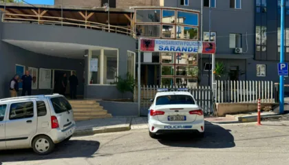 E pazakontë në Sarandë! Tre fëmijë gjejnë një armë zjarri në mes të rrugës dhe e dorëzojnë në polici