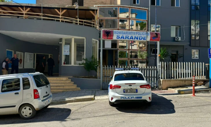 E pazakontë në Sarandë! Tre fëmijë gjejnë një armë zjarri në mes të rrugës dhe e dorëzojnë në polici