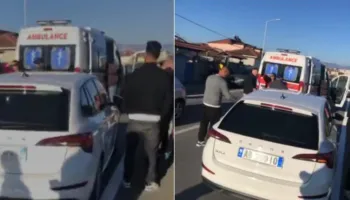 E përplasi makina në vijat e bardha në aksin Cërrik–Belsh, e moshuara dërgohet në spital