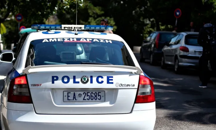 E rëndë/ 74-vjeçari plagos gruan, dhe i jep fund jetës, paraqitet në gjendje të rëndë në spital