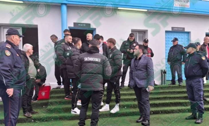 E RËNDË! Dhunë në Fushë Krujë, lojtarët e Ilirisë sulmojnë rivalët e Skënderbeut dhe trajnerin Gjoka (EMRAT)