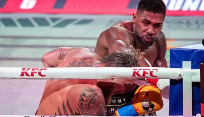 E rëndë/ Goditja fatale i thyen nofullën boksierit të njohur (VIDEO)