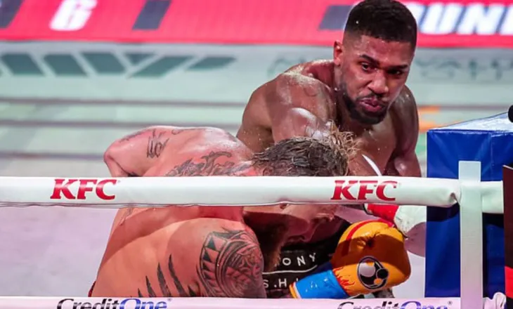 E rëndë/ Goditja fatale i thyen nofullën boksierit të njohur (VIDEO)