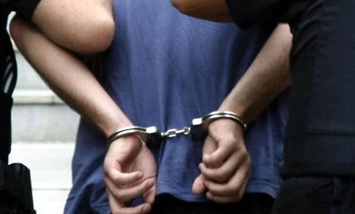 E rëndë/ Ish-futbollisti arrestohet për përdhunim, policia e prangos në aeroport