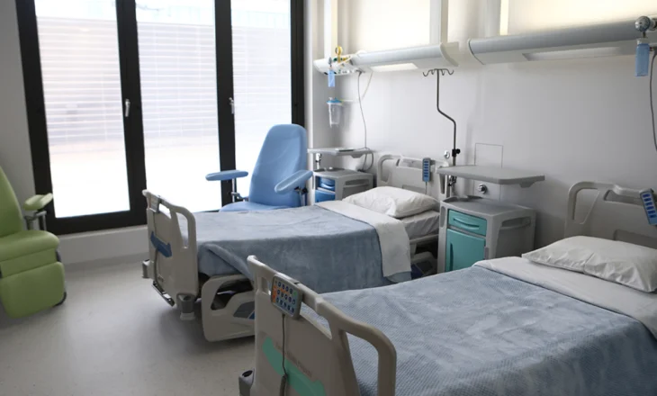 E rëndë në Greqi, pitbulli sulmon për vdekje foshnjën e shqiptarit, po luante në oborrin e shtëpisë