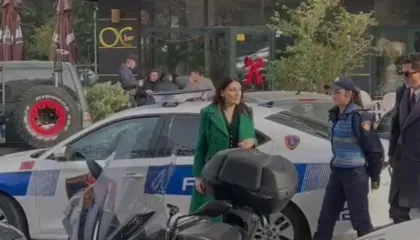 E shoqëruar me makinë policie, mbërrin në GJKKO drejtuesja e AKSHI