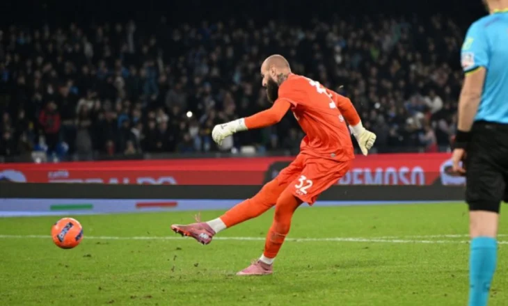 E “shpoi” rrjetën, penalltia e portierit të Napolit bën xhiron e botës (video)