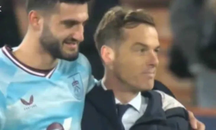 E theu mallkimin me portierin e Serbisë! Armando Broja i shpëtoi kokën me golin e shënuar, trajneri i Bërnlit e përqafon në fund të ndeshjes