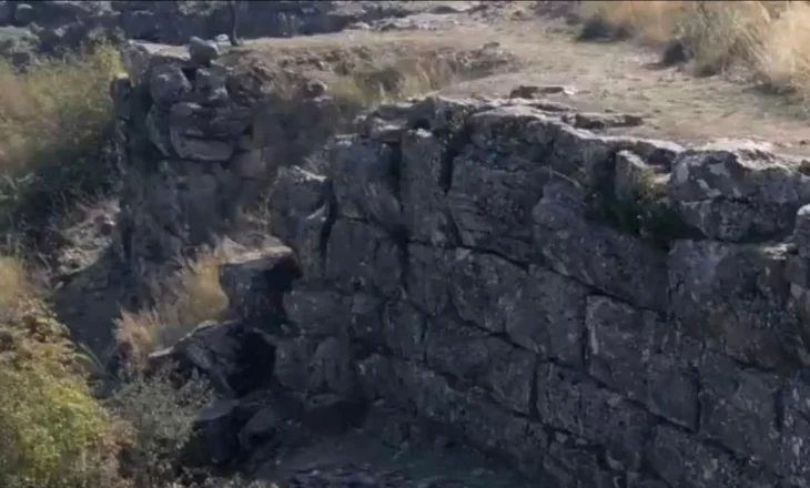 Ekskavatorët në Parkun e qytetit antik të Finiqit ngrenë alarmin! Çfarë po ndodh?