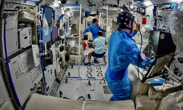 Ekuipazhi i anijes kozmike “Shenzhou-21” kryen eksperimente në fusha të shumta