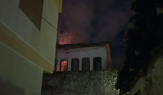 Elbasan, përfshihet nga flakët një banesë brenda Kalasë