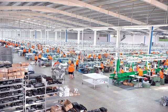 Emergjencë në fasoneri/ Vendasit ikin, të huajt marrin punën