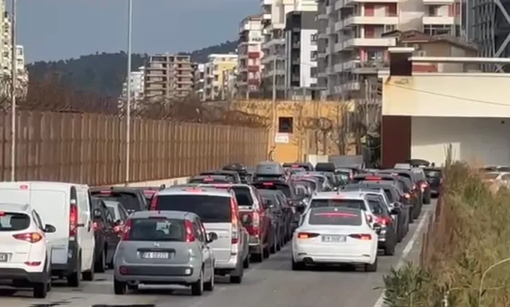 Emigrantët kthehen për festa, fluks në Vlorë