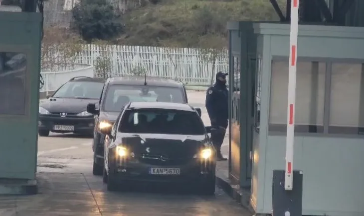 Emigrantët kthehen për festat e fundvitit, rritet fluksi në Kakavijë! Pala greke punon me numër të reduktuar sportelesh