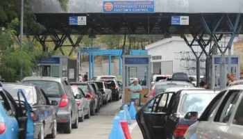 Emigrantët po rikthehen në atdhe për festat, radhë kilometrike në Kakavijë