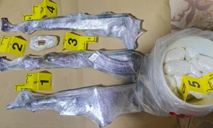 EMRAT/ Operacioni “PROVAT”, gjenden arsenal armësh në banesat e katër shqiptarëve të akuzuar si vrasës me pagesë