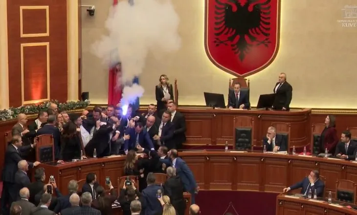 EMRAT/ PS kërkon përjashtimin e 29 deputetëve demokratë pas kaosit në Kuvend, mblidhet sot Sekretariati i Etikës