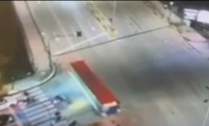 Emri/ Në pranga shoferi urbanit në Tiranë, si ndodhi aksidenti te “Rruga e Kavajës”